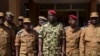 Le Lieutenant Colonel Yacouba Isaac Zida (C) pose pour la photo, avec d'atres officiers, après avoir proclamé la prise du pouvoir, à Ouagadougou, Burkina Faso, le 1 novembre 2014.