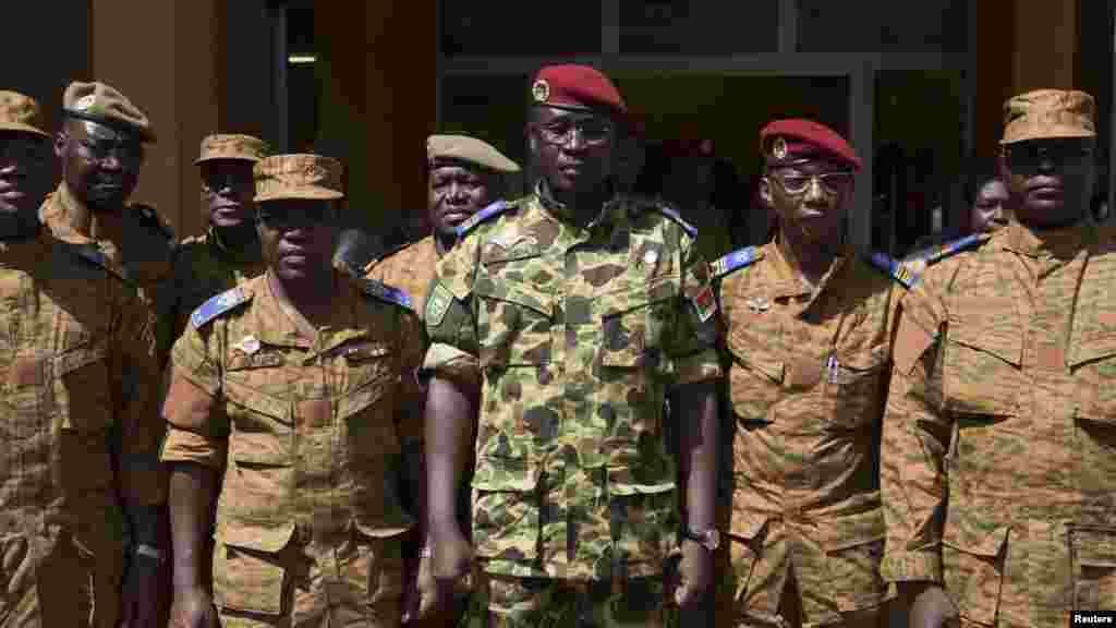 Le lieutenant-colonel, Yacouba Isaac Zida, au centre, le numéro deux de la garde présidentielle&nbsp; (Régiment de la sécurité présidentielle) déclare avoir pris le pouvoir aux côtés d&rsquo;autres officiers de l&rsquo;armée burkinabè, Ouagadougou, 1 novembre 2014. REUTERS/Joe Penney