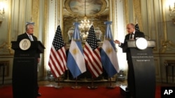 El secretario de Estado, Rex Tillerson, y el canciller argentino, Jore Faurie, se saludan en el Palacio San Martín de Buenos Aires, sede la cancillería argentina el domingo, 4 de febrero de 2018.