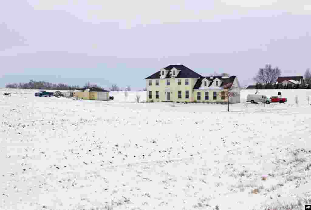 州长布兰斯塔德说目前正值冬季农闲季节，农田仍处于封冻状态，但习副主席可以看到农场家庭的生活和农业设备的状况。