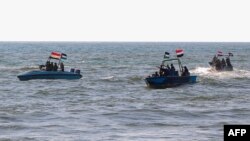 اعضای گارد ساحلی یمن وابسته به شورشیان حوثی درآب‌های ساحلی بندر حدیده در دریای سرخ گشت می زنند. - آرشیو 