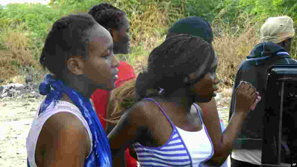 Des étudiants de l&#39;université de Garissa sortent d&#39;une maison où ils s&#39;étaient mis à l&#39;abri pendant une attaque par des hommes armés à Garissa, au Kenya, jeudi 2 Avril 2015.