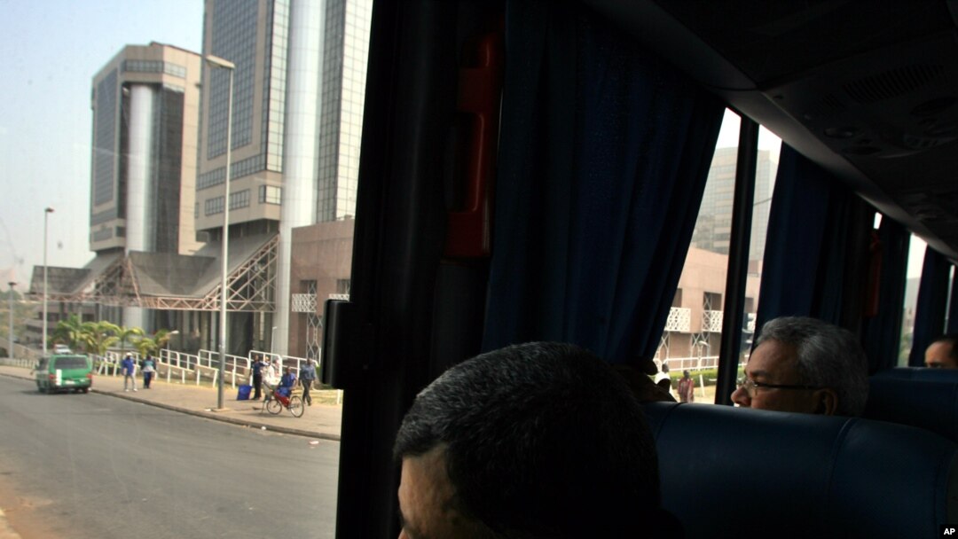 Delegasi OPEC mengunjungi kantor perusahaan minyak nasional Nigeria atau NNPC (Nigerian National Petroleum Corporation) di Abuja (foto: dok). Nigeria terpukul oleh anjloknya harga minyak dunia.