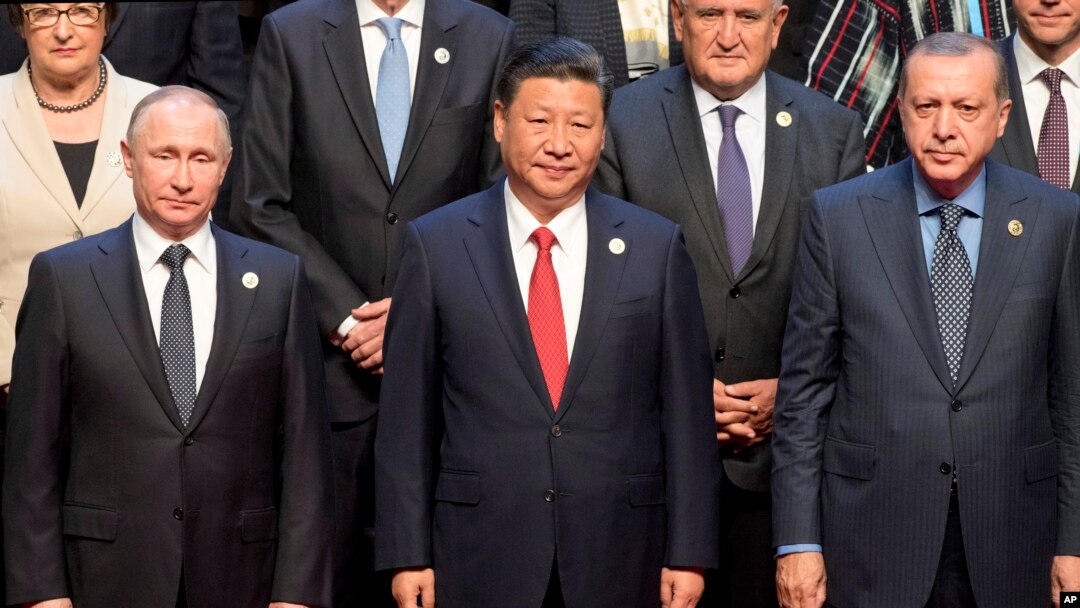 Tổng thống Nga Vladimir Putin và Chủ tịch Trung Quốc Tập Cận Bình chụp ảnh chung với các nhà lãnh đạo thế giới hôm 14/5.