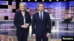 Emmanuel Macron et Marine Le Pen quelques minutes avant le débat de l'entre-deux-tours à Paris, le 3 mai 2017.