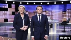 Emmanuel Macron et Marine Le Pen quelques minutes avant le débat de l'entre-deux-tours à Paris, le 3 mai 2017.