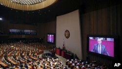 도널드 트럼프 미국 대통령이 8일 한국 국회에서 연설하고 있다.