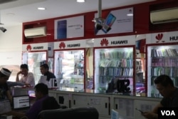 Huawei logo and products are seen advertised at a local phone shop, in Phnom Penh, on March 14, 2019. (Sun Narin/VOA Khmer)