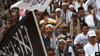 Para pendukung dan anggota Hizbut Tahrir Indonesia (HTI) mengadakan aksi protes menentang keputusan Presiden Joko Widodo untuk membubarkan HTI, di Jakarta 18 Juli 2017.