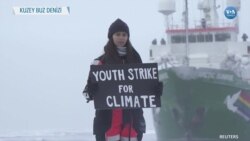 Genç Çevreciden Buzullar Üzerinde Protesto Eylemi