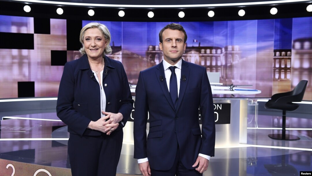 Emmanuel Macron et Marine Le Pen quelques minutes avant le débat de l'entre-deux-tours à Paris, le 3 mai 2017.