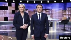 Sobiq iqtisodiyot vaziri Emmanuel Makron, mamlakat iqtisodini oyoqqa turg'izib, Yevropa Ittifoqi bilan yaqinlashishni va'da qilayapti. Marin Le Pen millatchi siyosatchi, Yevropa Ittifoqini tark etib, ayniqsa, musulmon davlatlardan immigratsiyaga chek qo'ymoqchi.