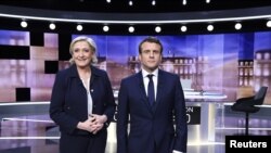 Emmanuel Macron dan Marine Le Pen beberapa menit sebelum debat di Paris, 3 Mei 2017.