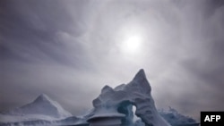 Một tảng băng trôi ngoài khơi đảo Ammassalik ở Đông Greenland, 19/7/2007