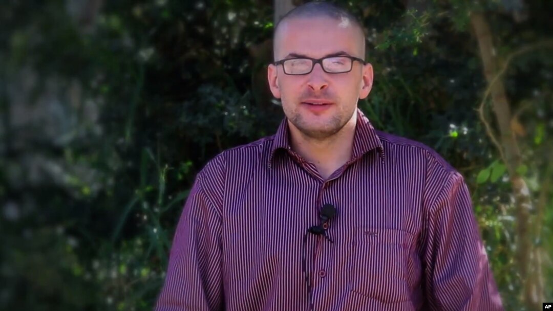 Warga AS, Luke Somers meminta untuk bantuan untuk bisa bebas dalam video yang dirilis Al Qaida di Semenanjung Arab hari Kamis (4/12).
