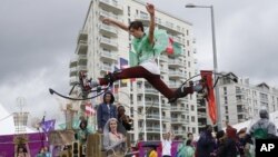 Jay Jones dan para pengisi acara upacara pembukaan Olimpiade Musim Panas tanggal 27 Juli mendatang, sedang berlatih di London (16/7).