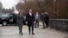 El vicepresidente de Estados Unidos, JD Vance, y la segunda dama, Usha Vance, llegan a visitar el sitio conmemorativo del campo de concentración de Dachau, en las afueras de Múnich, Alemania, el jueves 13 de febrero de 2025. 