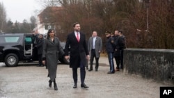 El vicepresidente de Estados Unidos, JD Vance, y la segunda dama, Usha Vance, llegan a visitar el sitio conmemorativo del campo de concentración de Dachau, en las afueras de Múnich, Alemania, el jueves 13 de febrero de 2025. 