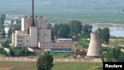 지난 2008년 6월 냉각탑(오른쪽) 폭파 전 촬영한 북한 영변 핵시설.