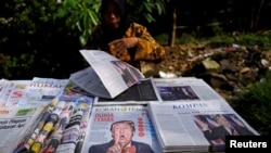 Seorang penjual koran dengan berbagai koran di Jakarta, 10 November 2016. (Foto: Reuters)