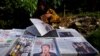 Seorang penjual koran dengan berbagai koran di Jakarta, 10 November 2016. (Foto: Reuters)