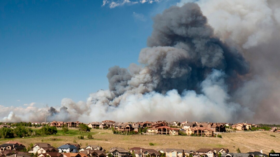 Gumpalan besar asap dari kebakaran di Black Forest membumbung ke angkasa, mengancam rumah-rumah di sebelah utara timur Colorado Springs, Colorado (11/6). Sedikitnya 90 rumah dilaporkan musnah terbakar, dan 7.000 warga terpaksa meninggalkan rumah mereka dalam musibah ini.