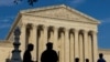ARCHIVO - Personas reunidas frente a la Corte Suprema de EEUU en Washington, EEUU, el 29 de junio de 2024