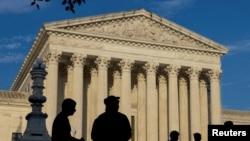 ARCHIVO - Personas reunidas frente a la Corte Suprema de EEUU en Washington, EEUU, el 29 de junio de 2024