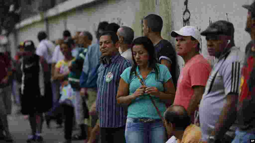 Cientos de brasileños esperan la apertura de las urnas en una escuela de Río de Janeiro, para participar de las elecciones presidenciales.