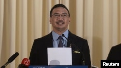 Malaysia's Defense Minister and acting Transport Minister Hishammuddin Hussein speaks at a news conference in Kuala Lumpur, Apr. 23, 2014. 
