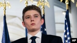 រូបឯកសារ៖ លោក Barron Trump ឈរ​នៅ​ខាងមុខ​សេតវិមាន​កាលពីថ្ងៃទី​២៧ សីហា ឆ្នាំ​២០២០។