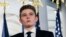 រូបឯកសារ៖ លោក Barron Trump ឈរ​នៅ​ខាងមុខ​សេតវិមាន​កាលពីថ្ងៃទី​២៧ សីហា ឆ្នាំ​២០២០។