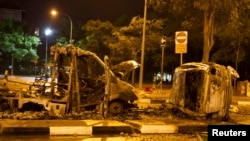 Kendaraan-kendaraan hangus dibakar di Race Course Road, kawasan Little India di Singapura, Senin (9/12). 