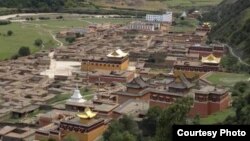Biara Choparshing di provinsi Gansu, China, tempat seorang ibu Tibet membakar dirinya dalam aksi protes.