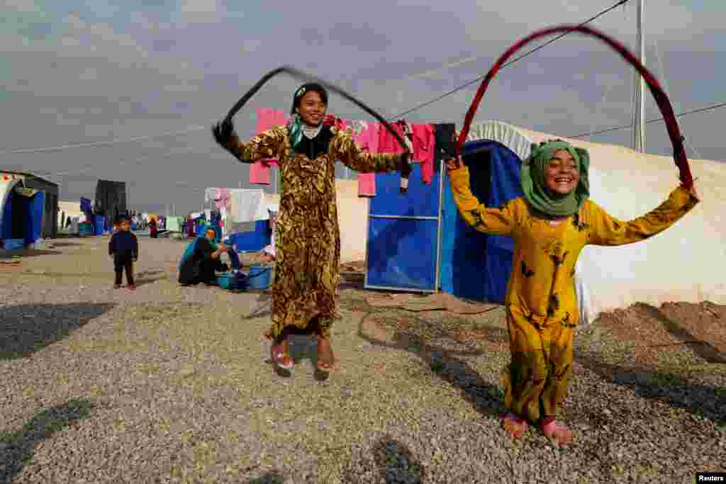 بازی دختران آواره&zwnj; عراقی در اردوگاهی در نزدیکی&zwnj; موصل عراق.