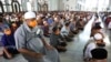 Para jemaah mengenakan masker saat beribadah salat Jumat di Masjid Al Akbar, Surabaya, Jawa Timur, 20 Maret 2020. (Foto: dok).