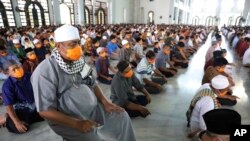 Para jemaah mengenakan masker saat beribadah salat Jumat di Masjid Al Akbar, Surabaya, Jawa Timur, 20 Maret 2020. (Foto: dok).