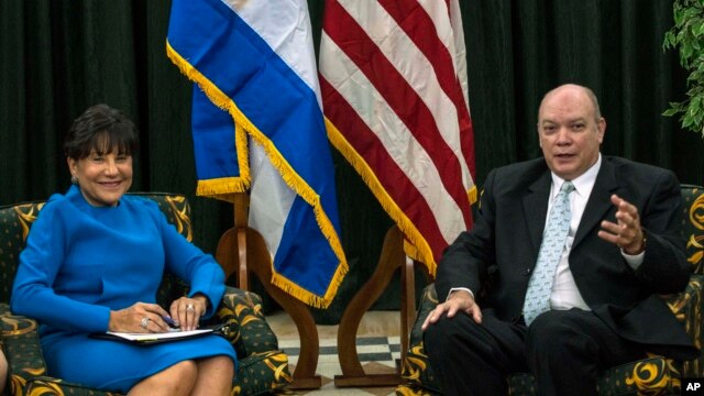 La secretaria de Comercio, Penny Pritzker, y el ministro de Comercio Exterior cubano, Rodrigo Malmierca, en La Habana.
