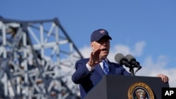 Presiden AS Joe Biden berbicara soal rencananya di bidang infrastruktur dalam konferensi pers di bawah jembatan Clay Wade Bailey di Covington, Kentucky, pada 4 Januari 2022. (Foto: AP/Patrick Semansky)