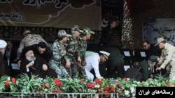 لحظاتی بعد از حمله به رژه اهواز، مقامات در جایگاه ویژه سعی در فرار دارند. روحانی سمت چپ، محمدعلی موسوی جزایری نماینده خامنه‌ای است. 