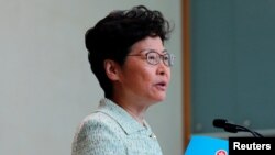 香港特首林郑月娥手持她的年度政策文本在记者会上讲话。（2019年10月15日）