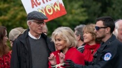 Atriz e activista Jane Fonda, com o ator Ted Danson, enquanto é detida no Capitólio por bloquear estrada numa manifestação de apelo ao Congresso para dar atenção às mudanças climáticas. Washington, 25 out., 2019