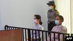 這張由緬甸信息部2021年5月26日發布的照片​​顯示前緬甸領導人昂山素姬和前緬甸總統敏昂萊在5月24日第一次出庭。 （美聯社/緬甸信息部照片）