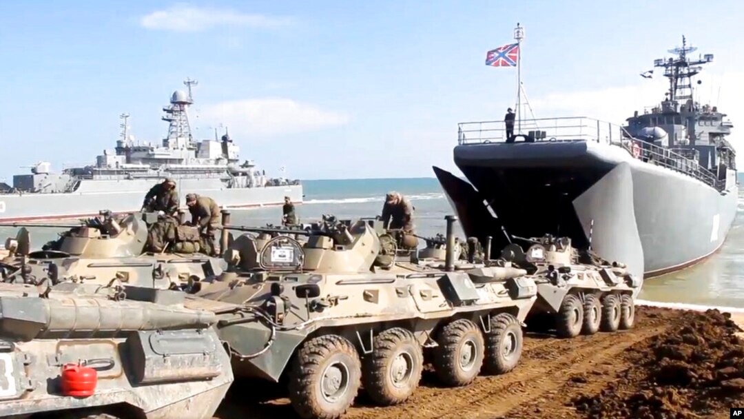 Kendaraan lapis baja Rusia masuk ke kapal pendaratan setelah latihan di Krimea, 23 April 2021. (Foto: Kementerian Pertahanan Rusia via AP)