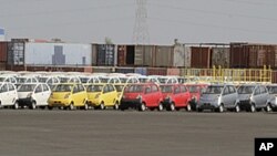 Rows of Tata's ultra-cheap Nano cars sit at a Tata Motors manufacturing plant in Sanand, Gujarat state, India, June 1, 2010 (file photo).