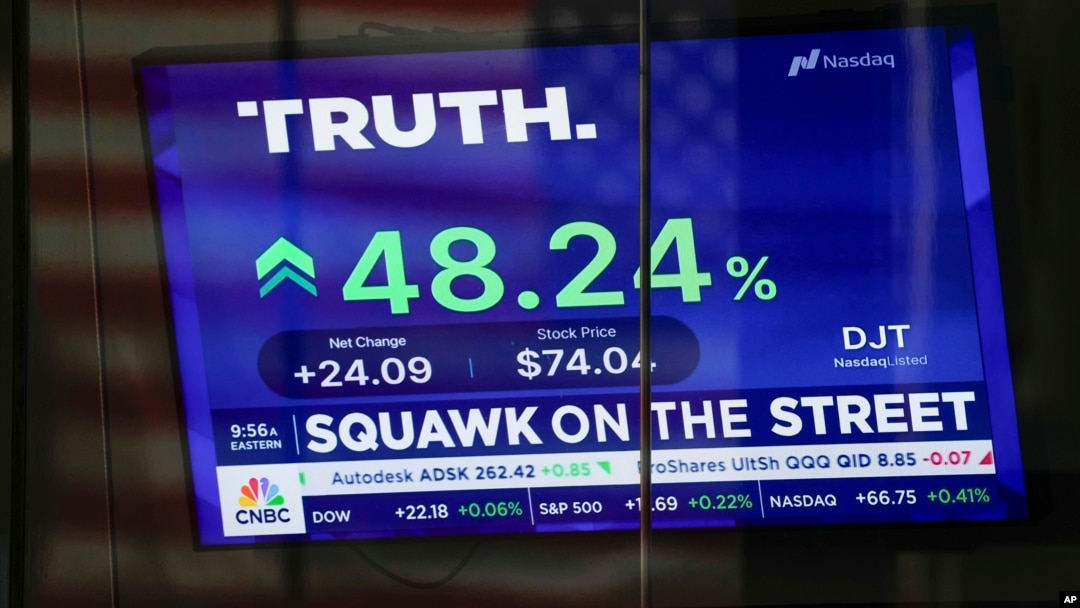 Vrednost deonica kompanije "Truth Social" na zgradi Nasdaka u Njujorku, 26. marta 2024. (Foto: AP/Frank Franklin II)