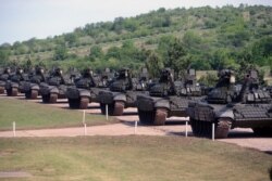 Tenkovi T-72MS, koje je Rusija donirala Srbiji zajedno sa oklopnim transporetima BRDM-2MS u vrednosti od 75 miliona evra, predstavljeni su javnosti u kasarni Vojske Srbije u Nišu, 23. maja 2021. (Foto: Zvanični sajt Ministarstva odbrane Republike Srbije)