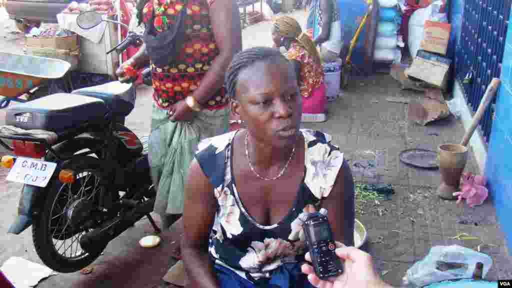 Mulheres respondem a questões da Voz da América, no mercado de Bandim, na capital Bissau, dias antes das Eleições Gerais de 13 de Abril de 2014 Guiné-Bissau