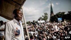 Jean-Marie Michel Mokoko, candidat indépendant, lors d’un rassemblement de clôture de campagne à Brazzaville, le 18 mars 2016. AFP PHOTO / MARCO LONGARI