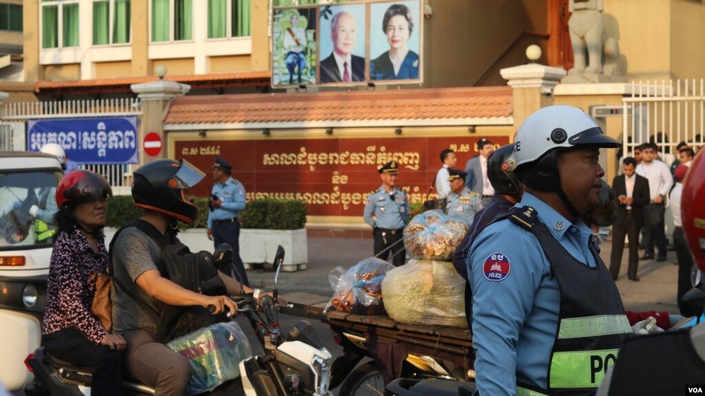 សវនាការជំនុំជម្រះលើលោក កឹម សុខា ចាប់ផ្តើមនៅព្រឹកថ្ងៃទី១៥ ខែមករា នេះ ដោយមានការរឹតបន្តឹងសន្តិសុខ។ (ស៊ុន ណារិន/VOA Khmer)